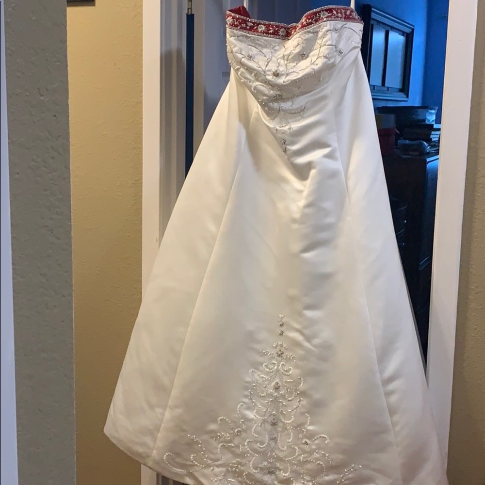 ! Plus size strapless two tone  wedding gown.